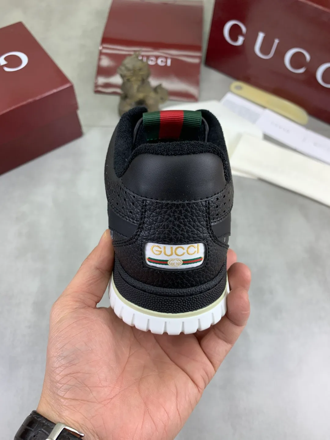 Men's men's shoes 💰P542 new Gucci Gucci couple 🧑‍🤝‍🧑 autumn and winter low-end catwalk casual sneakers, top version! Oil edge craftsmanship. New model for early spring, creating a perfect style, cool and sassy, ​​c-position fashionable wear, classic shoe style with retro and futuristic feel, showing exquisite texture! Open mold to customize high-density outsole. Comes fully packaged. Size: 35-45 Fabric: Imported calfskin punching Lining: Imported original towel lining